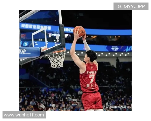 曾凡博的篮球梦想与成长之路探索年轻球员的未来与挑战